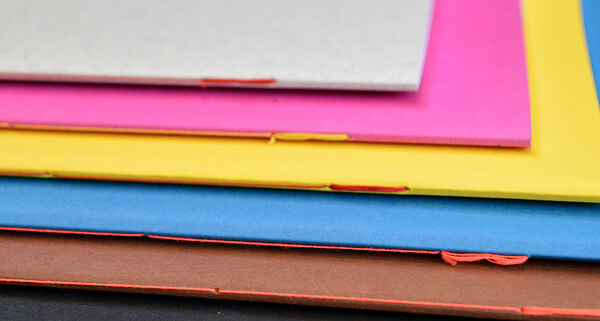Heftstichnaht: 5 farbige Broschüren